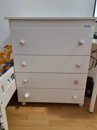 Cómoda infantil blanca con pomos rosas