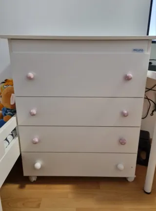 Cómoda infantil blanca con pomos rosas