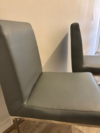 Sillas de comedor de piel gris