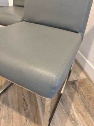 Sillas de comedor de piel gris