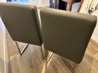 Sillas de comedor de piel gris