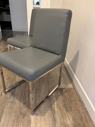 Sillas de comedor de piel gris