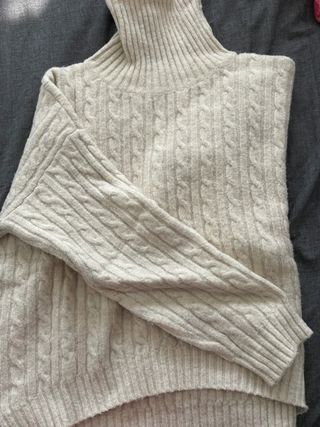 Suéter beige cuello alto tejido