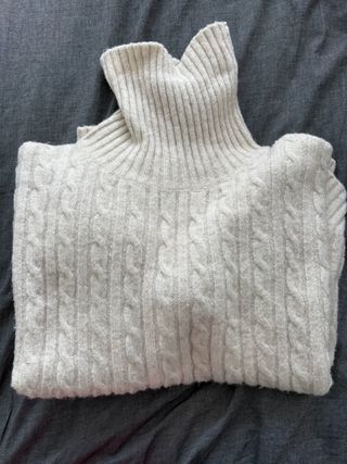 Suéter beige cuello alto tejido