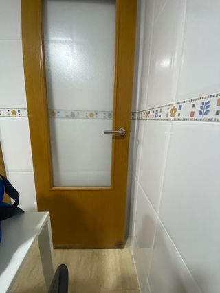 se regala puerta de cocina de madera.
