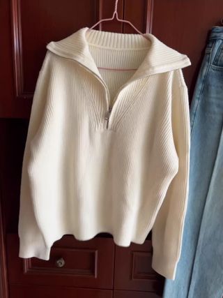 Suéter holgado blanco con cremallera