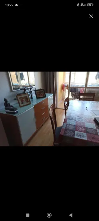 Cómoda de madera y cristal