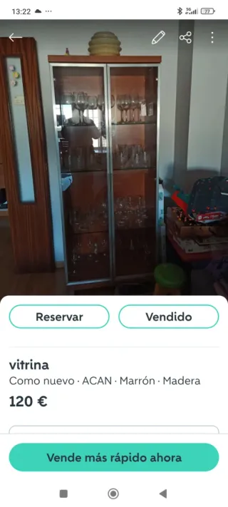 Vitrina de madera y cristal