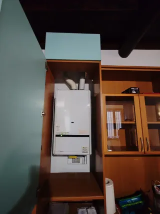 Mobile soggiorno color ciliegio e verde acqua