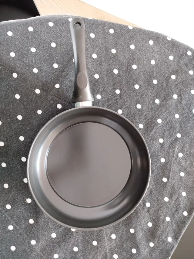 Padella antiaderente nera