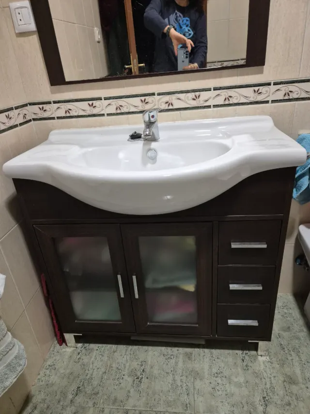 Mueble de baño. Regalo espejo