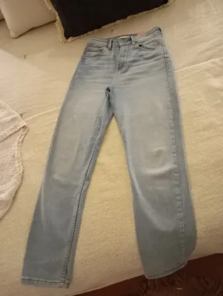 Pantalón vaquero nuevo con etiqueta