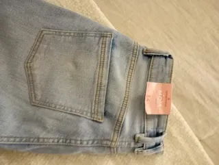 Pantalón vaquero nuevo con etiqueta