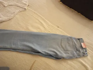Pantalón vaquero nuevo con etiqueta
