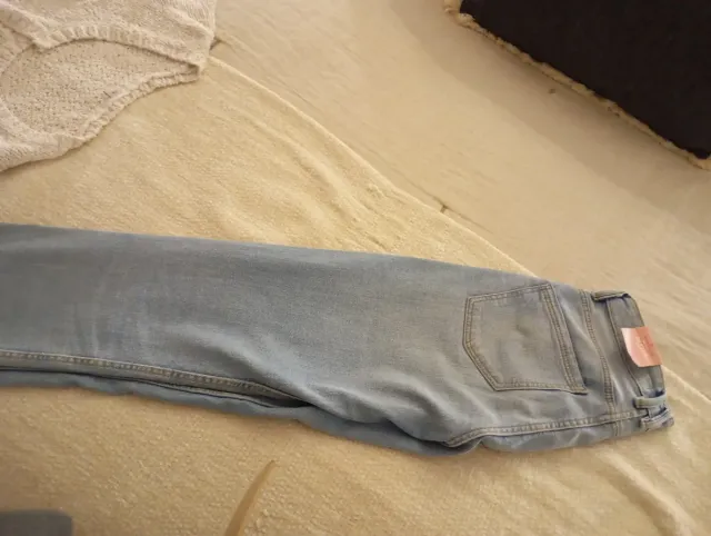 Pantalón vaquero nuevo con etiqueta