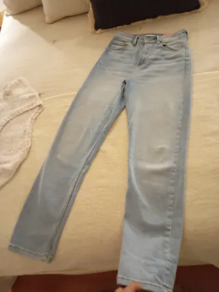 Pantalón vaquero nuevo con etiqueta