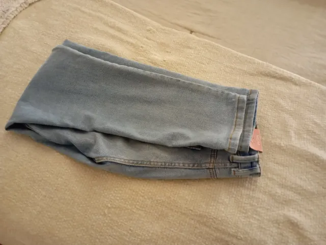 Pantalón vaquero nuevo con etiqueta