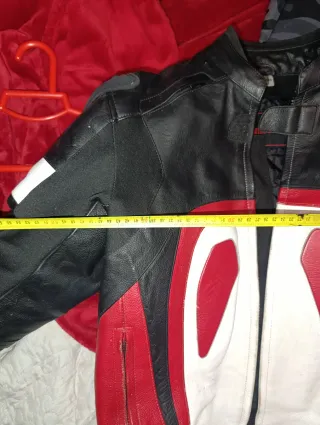 Chaqueta de cuero moto roja, negra y blanca