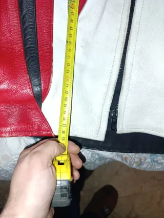 Chaqueta de cuero moto roja, negra y blanca