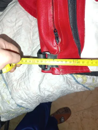 Chaqueta de cuero moto roja, negra y blanca