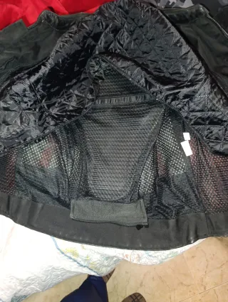 Chaqueta de cuero moto roja, negra y blanca