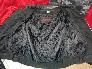 Chaqueta de cuero moto roja, negra y blanca