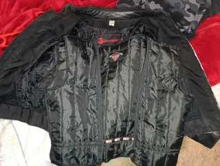 Chaqueta de cuero moto roja, negra y blanca