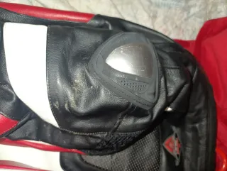 Chaqueta de cuero moto roja, negra y blanca