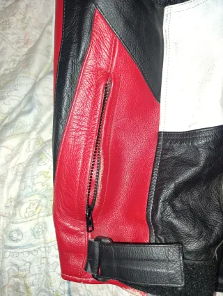Chaqueta de cuero moto roja, negra y blanca