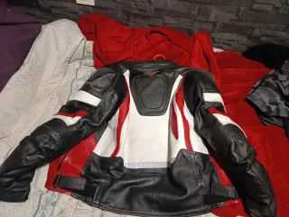 Chaqueta de cuero moto roja, negra y blanca