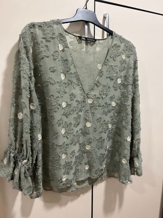 Camisa Zara verde con bordados