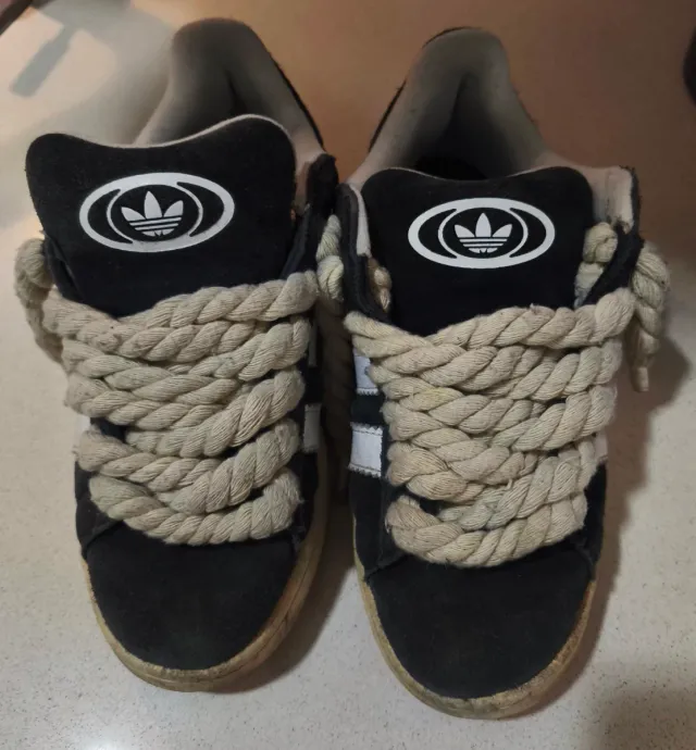 Adidas Campus. Negras. Cordones Gruesos