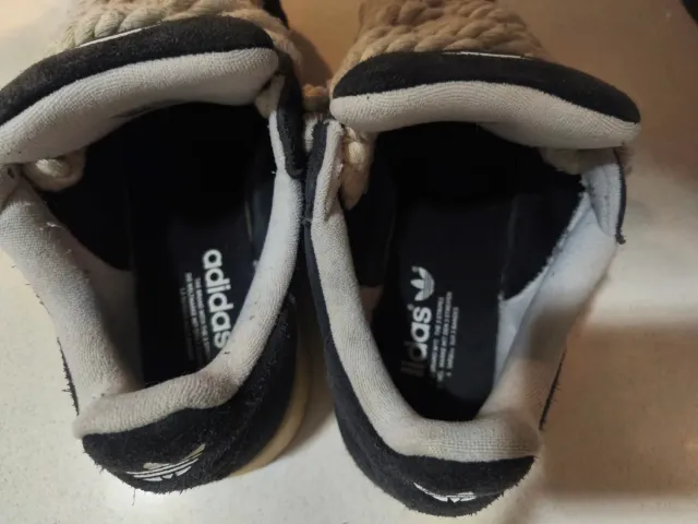 Adidas Campus. Negras. Cordones Gruesos