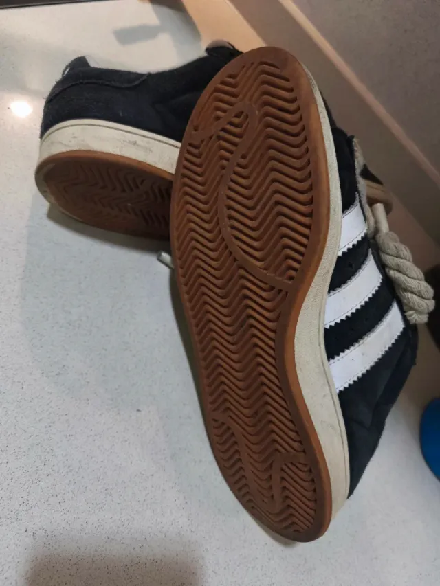 Adidas Campus. Negras. Cordones Gruesos