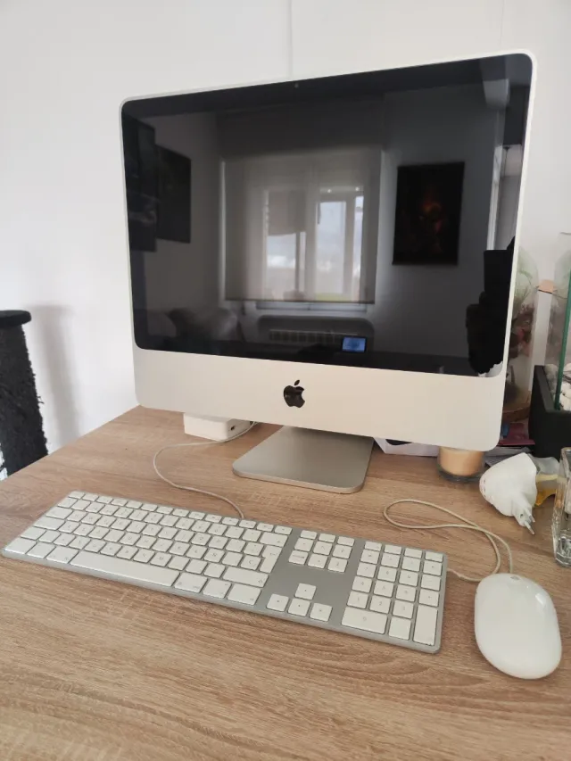 iMac 2008 con Linux con teclado y ratón.