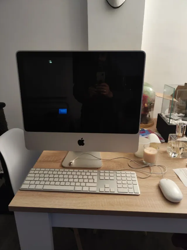 iMac 2008 con Linux con teclado y ratón.