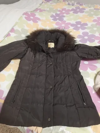 Chaqueta de invierno marrón con capucha