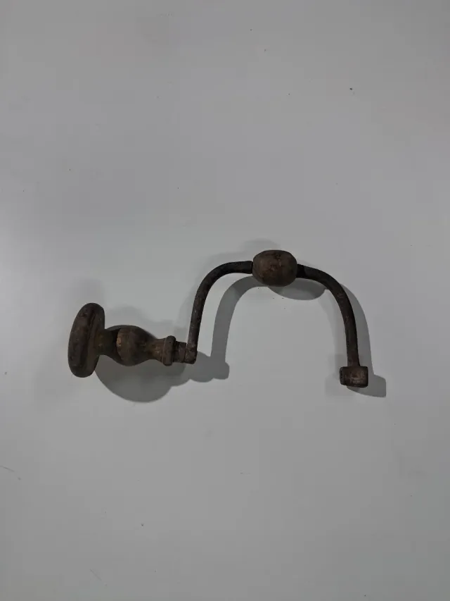Trapano manuale antico in ferro