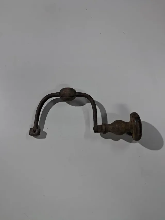 Trapano manuale antico in ferro