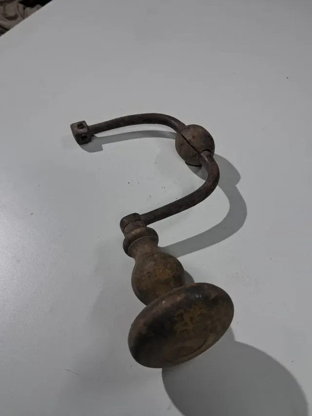 Trapano manuale antico in ferro