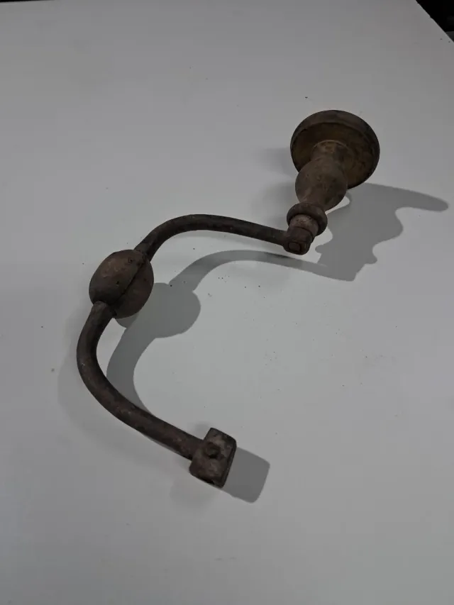 Trapano manuale antico in ferro