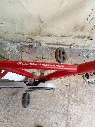 Bicicleta con cesta y bomba de aire