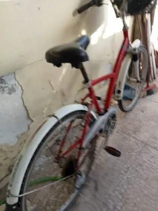 Bicicleta con cesta y bomba de aire