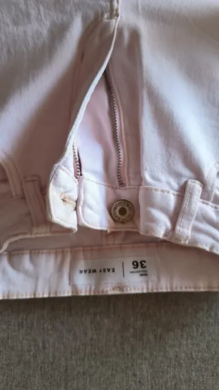 Pantalones vaqueros rosas deshilachados