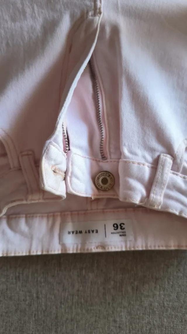 Pantalones vaqueros rosas deshilachados