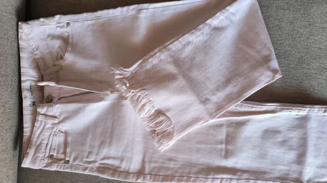 Pantalones vaqueros rosas deshilachados