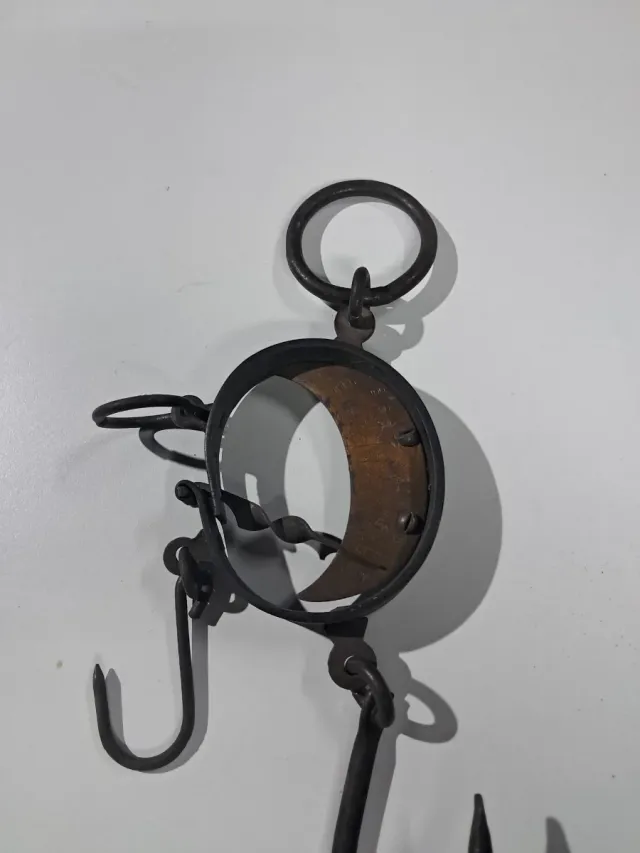 Bilancia antica mezzaluna