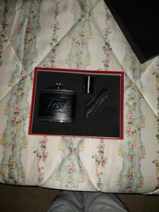 Set de regalo: Petaca, vaso y navaja