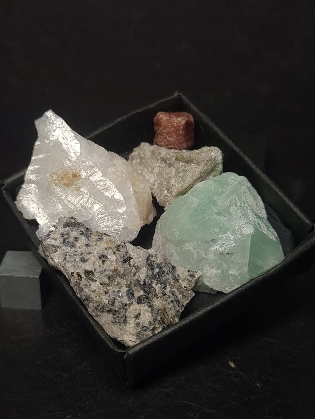 Lotto 5 Minerali Fluorescenti UV 365nm