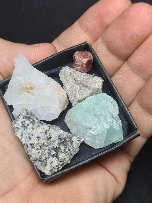 Lotto 5 Minerali Fluorescenti UV 365nm